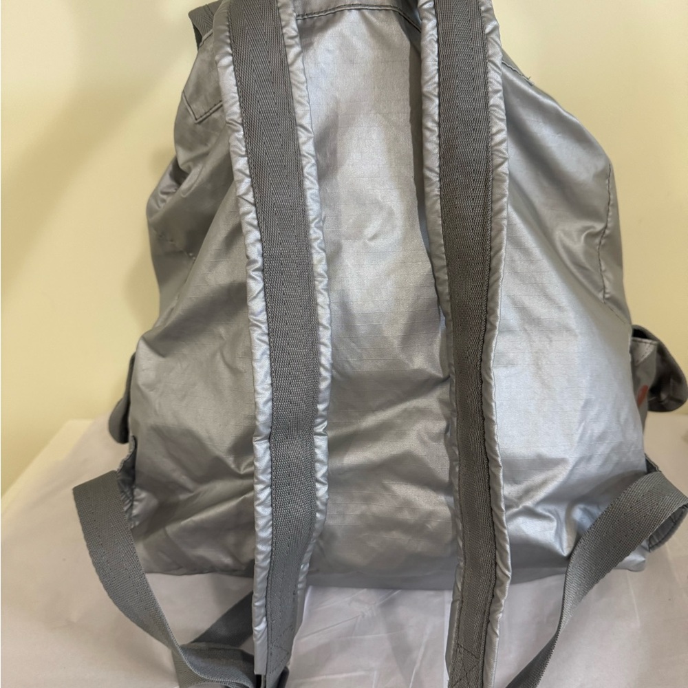 NWOT LeSportsac Silver/Gray Voyager Backpack - Picture 2 of 9